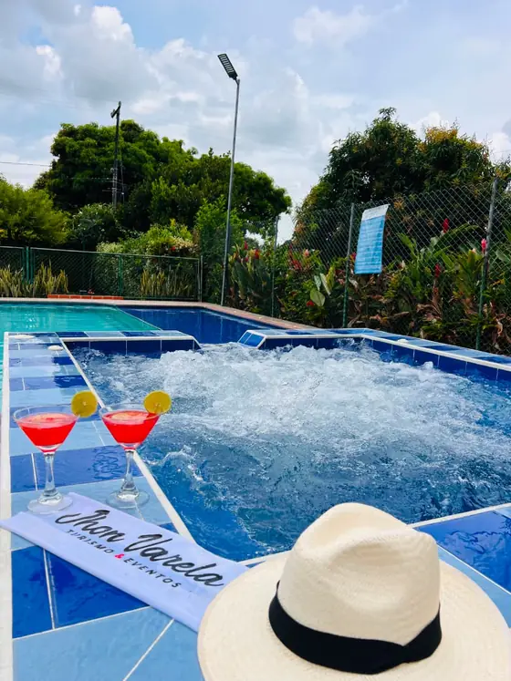 Jacuzzi de la finca con cócteles y toalla de Jhon Varela Turismo & Eventos